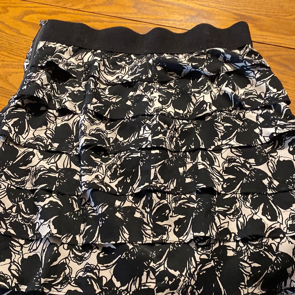 Alfani cream and black ruffled skirt